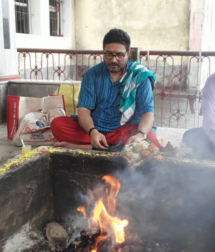 Experienced Vedic astrologer performing puja rituals